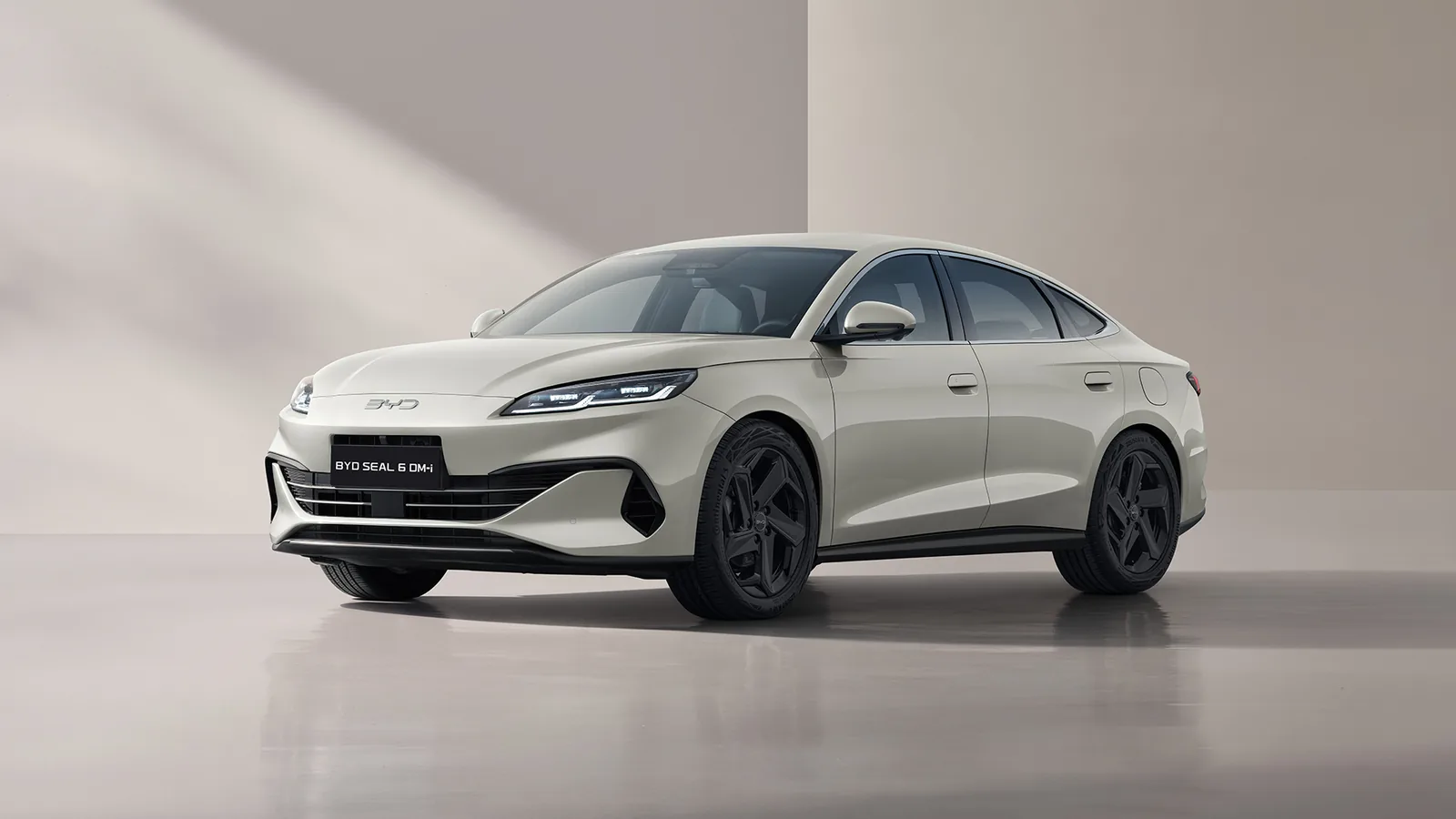 BYD SEAL 6 DM-i Boost – gyári stúdiókép