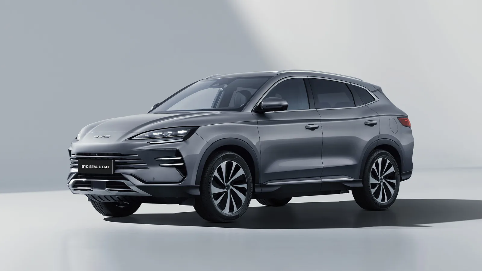 BYD SEAL U DM-i Boost – gyári stúdiókép