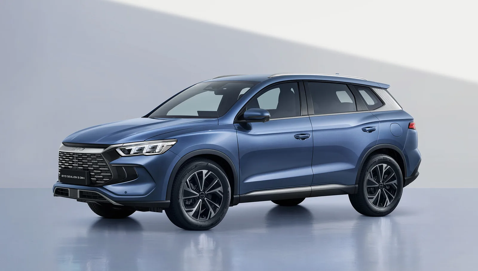 BYD SEALION 5 DM-i Design – gyári stúdiókép